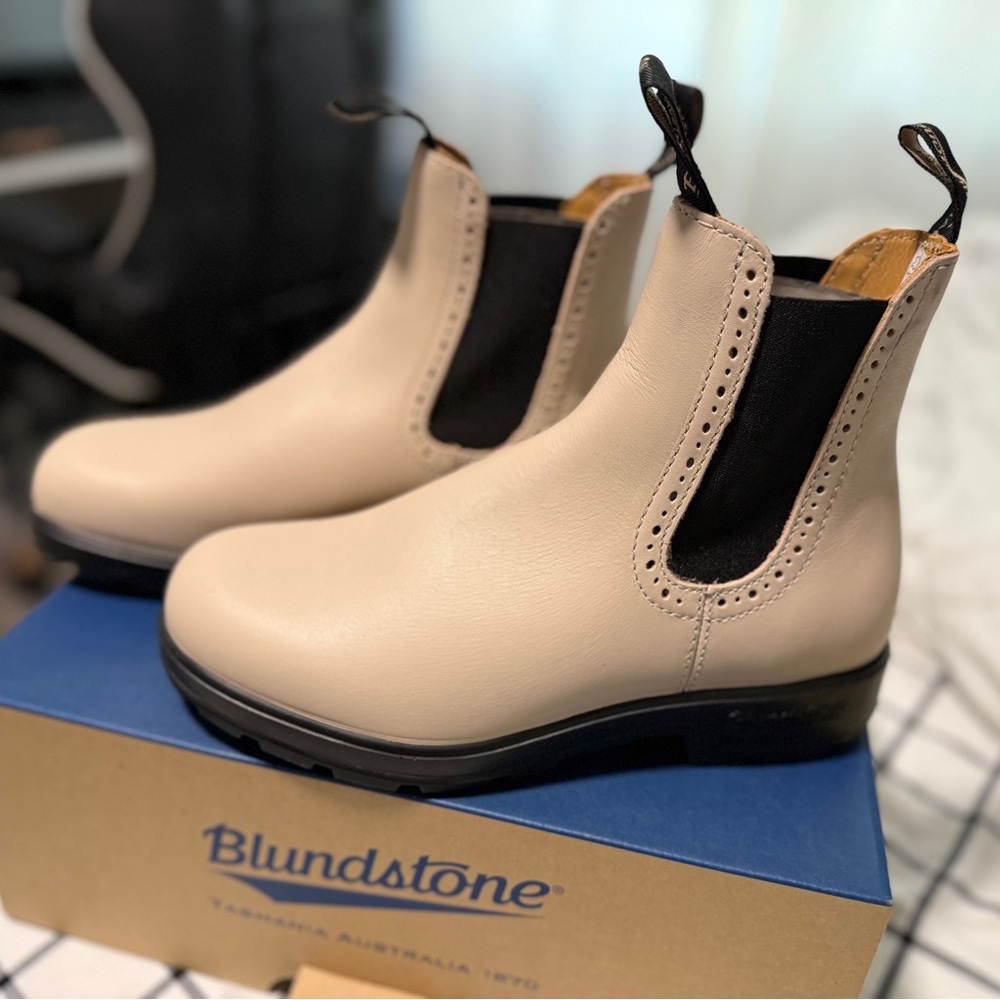 Blundstone Chelsea Boots in Beige and Black Size 6